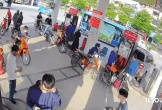Xe Mercedes lùi, tông đổ trụ bơm xăng, lửa bùng cháy cả người và xe