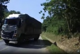 Tài xế phanh gấp né xe tải lấn làn trên đường Hà Giang gây sốt