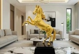 Tượng ngựa mạ vàng vài chục triệu hút khách dịp Tết Bính Ngọ 2026