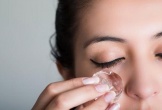 Chườm nước đá có thật sự giúp giảm bọng mắt và mụn trứng cá?