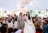 Chàng rể bật khóc, ôm hôn tạm biệt bố vợ ở đám cưới gây sốt