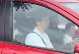 Xác minh clip người đàn ông vừa lái ô tô vừa ôm trẻ nhỏ trong lòng