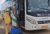 Phát hiện vi phạm trên chiếc xe khách đang lưu thông qua Quảng Trị