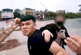 Chở bạn gái không đội mũ bảo hiểm, nam tài xế còn cào cấu thiếu tá CSGT