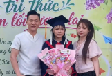 Mẹ 31 tuổi gây sốt vì như 'chị em sinh đôi' với con gái