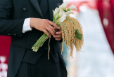 Bó hoa cưới độc lạ của cô dâu miền Tây gây sốt cõi mạng