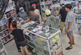 Bức xúc nam thanh niên xô cửa trúng bé gái, người mẹ phản ứng cũng bị đấm luôn: Công an vào cuộc