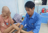 Cha mẹ nghèo ở Huế mong có được 350 triệu đồng để cứu đôi chân cho con gái