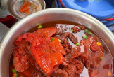 Đặc sản người Hà Nội nào cũng ăn nhưng không làm tại đây, màu đỏ không phải thật và chỉ có đúng một mùa trong năm